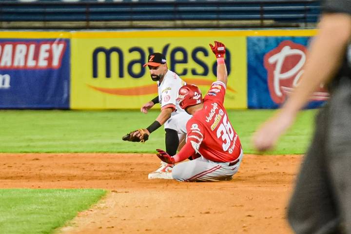 Águilas arrancó la semana con victoria