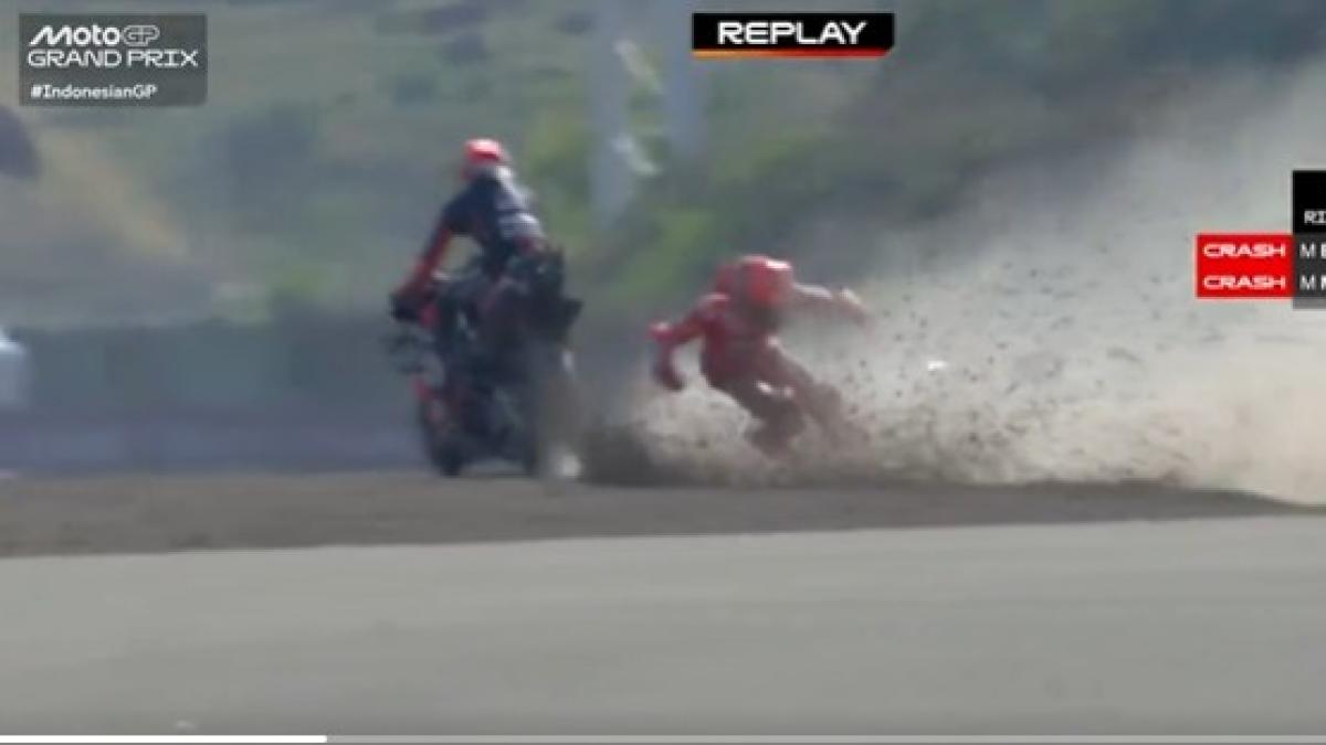 Aparatosa caída de Marc Márquez con fractura en el hombro derecho