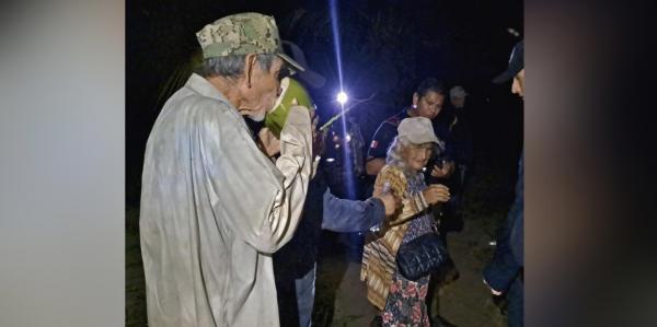 Abuelitos de 82 años son rescatados tras extraviarse por fuerte tormenta