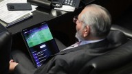 Adán Augusto López ve el futbol mientras comparece el secretario de Hacienda (Video)