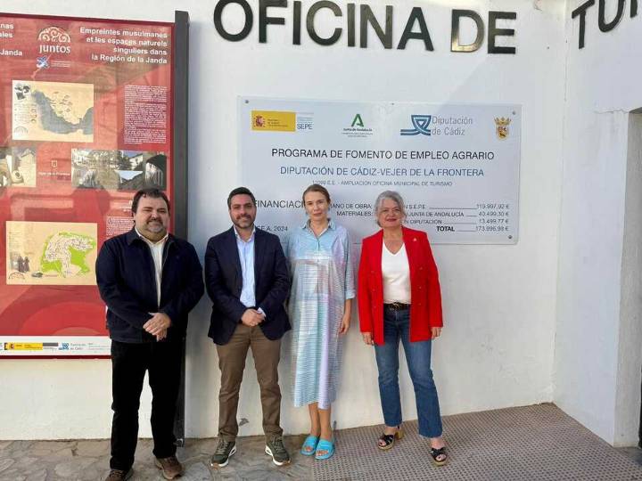 La subdelegada del Gobierno visita las obras de mejora de la Oficina de Turismo de Vejer