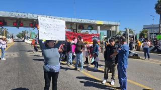 Vecinos de Cuautitlán Izcalli bloquean caseta de Tepotzotlán para exigir seguridad y reparación de calles