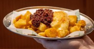 Con mermelada de choricitos de Jabugo y alioli de la abuela: así son las mejores bravas de Valencia