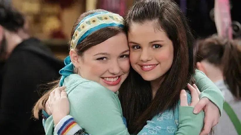 Selena Gomez comparte fotos postboda junto con Jennifer Stone, de ‘Los Hechiceros de Waverly Place’