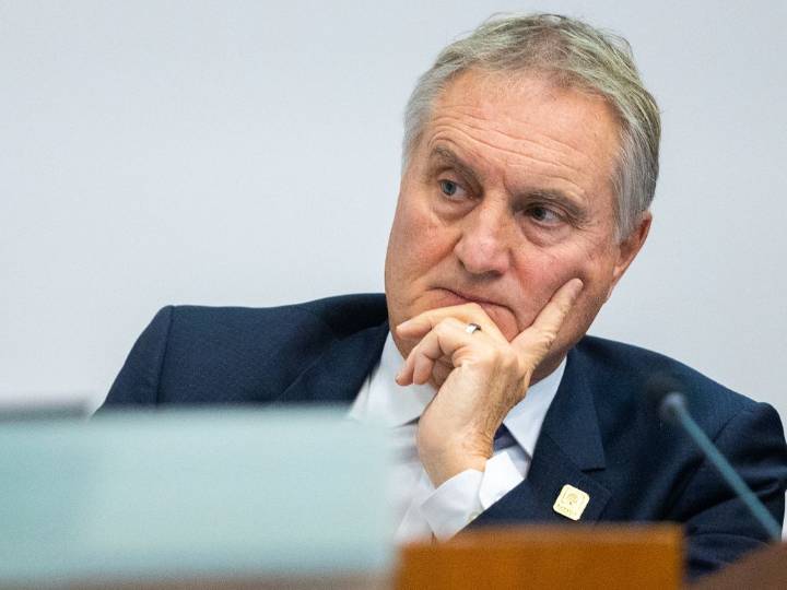 Council committee supports hefty pay raise, severance pay