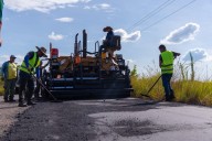 Gobernadora de Bolívar inspecciona asfaltado en la carretera Upata