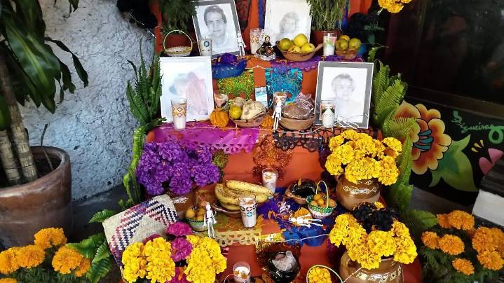 Familias de Orizaba invierten entre 300 y 700 pesos en la colocación de ofrendas en Día de Muertos