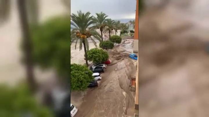 Más de 100.000 vecinos del Mar Menor siguen sin poder beber agua del grifo tras la dana
