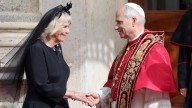 ¿Por qué Camilla Parker vistió de negro durante su visita al Papa? El significado de su controversial atuendo