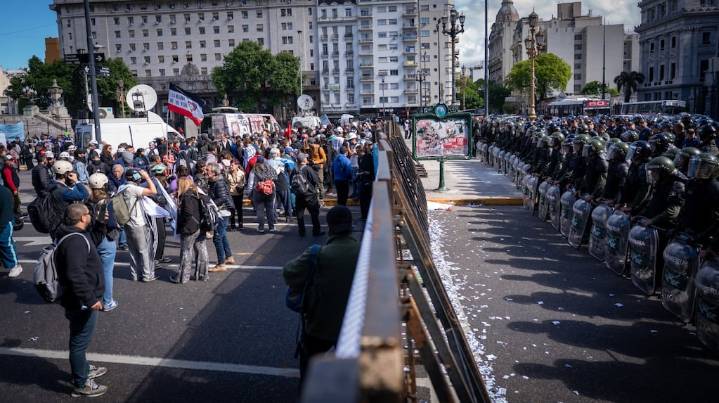 Tensión en la marcha del Congreso: los manifestantes patearon las vallas del operativo policial