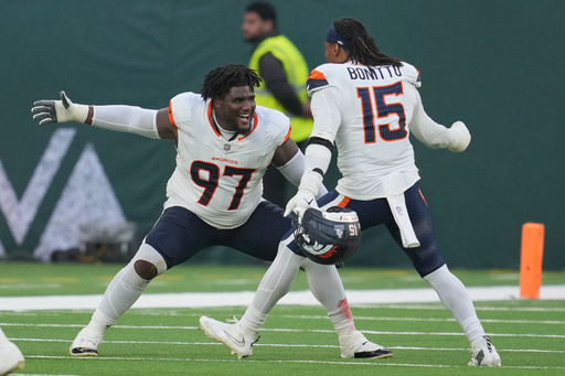 Broncos logran nueve capturas y vencen 13-11 a los Jets en un feo partido en Londres