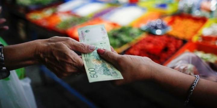 Una familia tipo argentina debe ganar $1.176.852 por mes para no ser pobre
