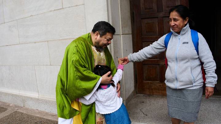 Represión migratoria genera temor y solidaridad en un templo católico en Washington, DC