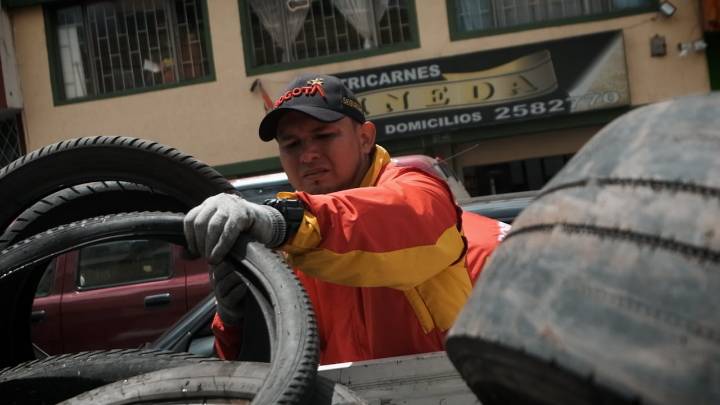 Para qué sirven las llantas de los carros cuando ya no se usan: en Bogotá recogieron más de 770 que estaban abandonadas