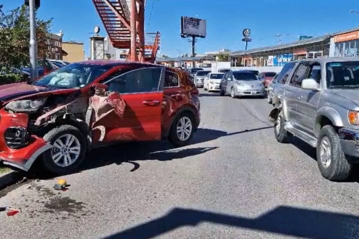 Choque entre camionetas complica el tráfico en el bulevar Gómez Morín