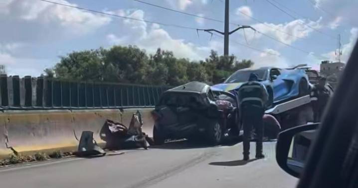 ¡Caos en la Chamapa-Lechería! Auto de lujo se estrella con tráiler y deja dos heridos