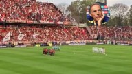 Bochorno en Argentina: pitos y cánticos empañan el minuto de silencio por Russo en el campo de Newell’s