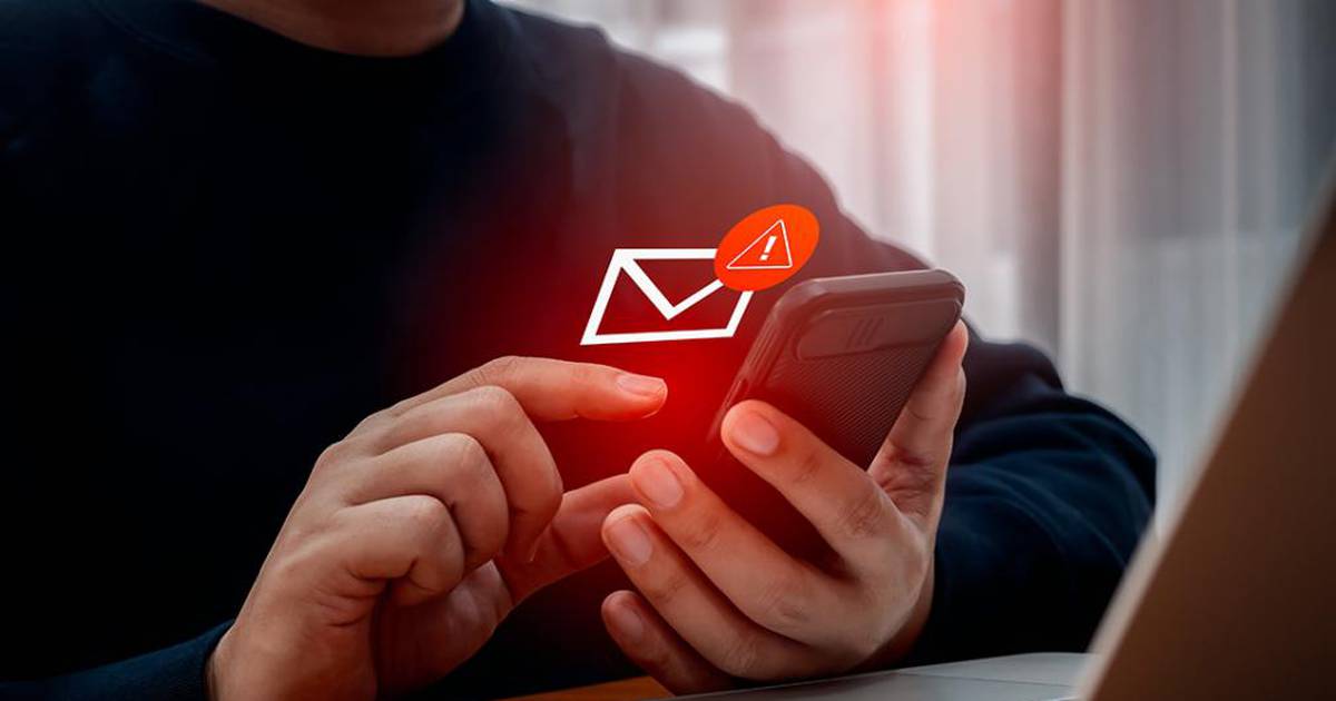 Illinois Department of Revenue warns of new tax refund text message scam