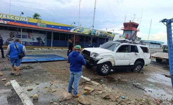 Camioneta colisionó contra la puerta de acceso del aeropuerto de San Fernando de Apure (+Fotos)