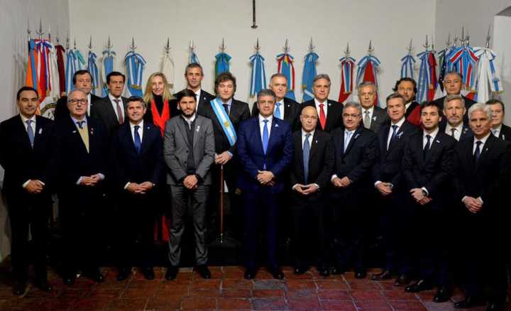 Milei recibirá a la mayoría de los gobernadores, para negociar las reformas, pero descartó a Ziliotto