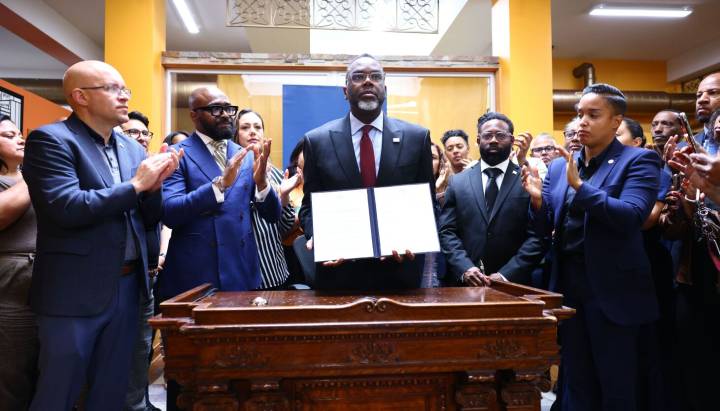 Mayor Johnson signs executive order declaring city-owned properties 'ICE