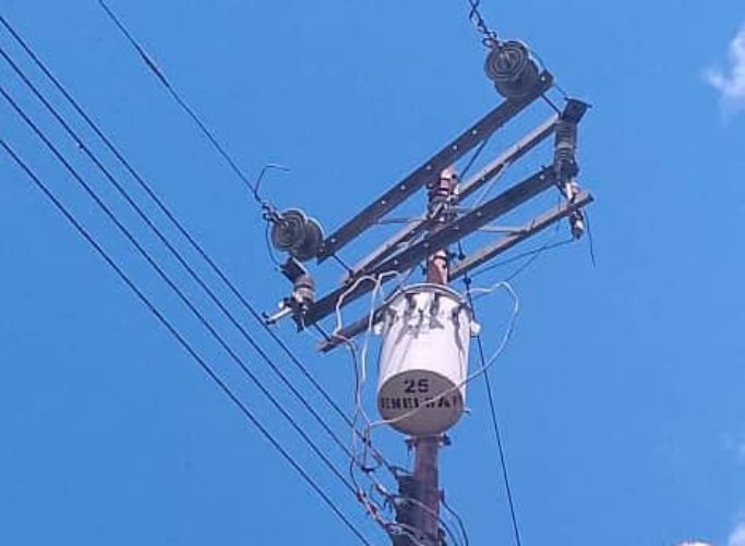 Vecinos de Periquito en Andrés Mata llevan 11 días sin electricidad por la quema de un transformador