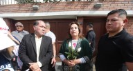 Dina Boluarte recibe a grupo de simpatizantes en la puerta de su casa un día después de su vacancia