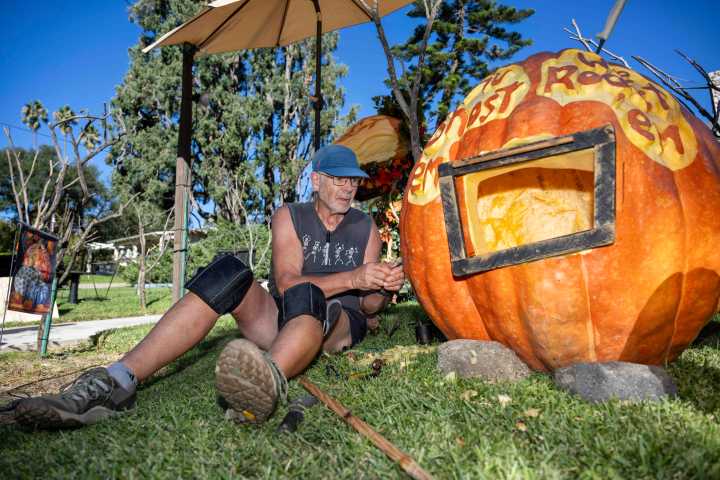 Home-grown pumpkins decorate home for Halloween, with a special ‘go!’ gourd for Dodgers