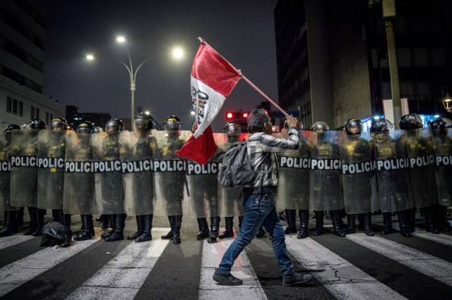 Dispersa la policía peruana a manifestantes que llegaron al Congreso