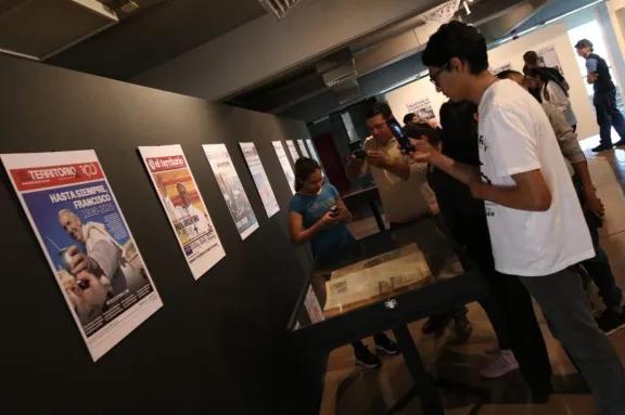 Estudiantes disfrutan de un recorrido por la historia a través de la muestra de El Territorio