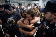 Denuncian activistas españoles de la flotilla golpes y amenazas tras deportación de Israel