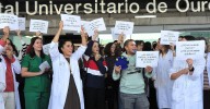 Médicos del CHUO se suman con gritos de “no es vocación, es explotación” a protestas por toda Galicia