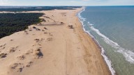 Ni Cariló ni Pinamar: la playa a 4 horas de Buenos Aires que está dentro de un enorme bosque, ideal para el próximo feriado