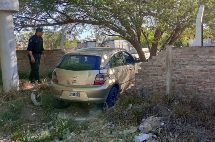 Lavacoche alcoholizado estrelló el auto de cliente contra una pared