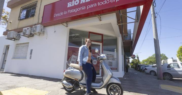 ¡Ya tiene dueña! La moto Vespa 0 km sorteada por Diario RÍO NEGRO fue entregada a una lectora de Carmen de Patagones