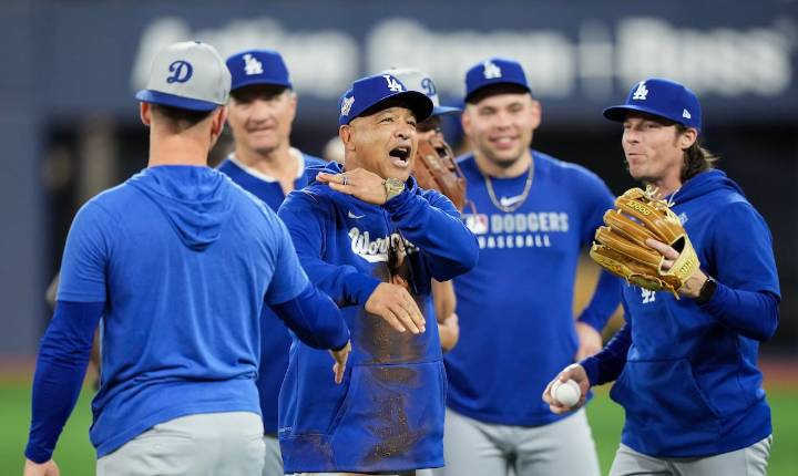 Caída graciosa, decisiones serias: Dave Roberts evalúa el dilema de Shohei Ohtani
