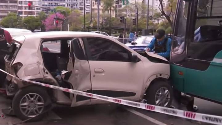 Choque múltiple en Retiro: impacto en cadena entre 5 autos y un colectivo dejeron tres heridos
