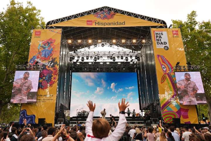 Conciertos gratis hoy por el Día de la Hispanidad 2025 en Madrid: Alizzz, María José Llergo, Bomba Estéreo...