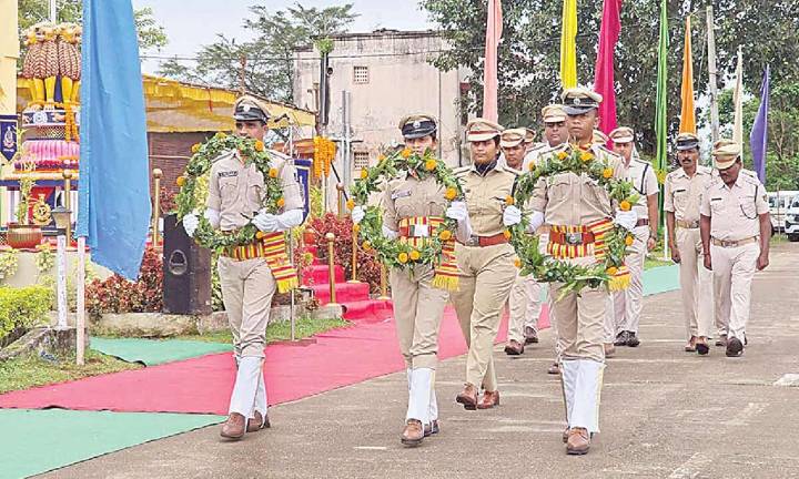 Guv, CM recall valour of police personnel