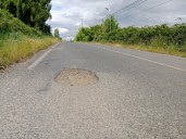 PELIGROSO HOYO EN CAMINO A LA BALSA DE SANTA CLARA PREOCUPA A VECINOS Y CONDUCTORES