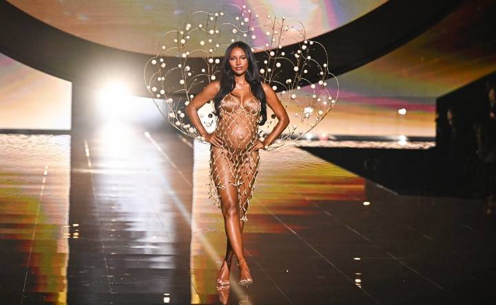 Jasmine Tookes, la modelo que lució su avanzado embarazo en el Victoria’s Secret Fashion Show