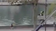Un nuevo video del robo en el Museo del Louvre muestra el momento del escape de los ladrones con las joyas