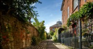 Charming historic town with picture-perfect cottages is just 30 minutes from London