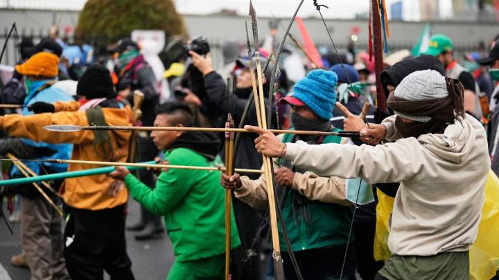 Policías heridos con flechas en la embajada de EEUU en Bogotá