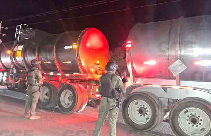 Aseguran tráilers y tequila robado, en Moctezuma