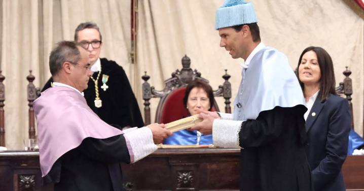 Rafa Nadal cambia la cinta por el birrete, las tiritas por el anillo y la raqueta por el libro para convertirse en 'honoris causa' de la USAL