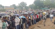 MP News: Farmers Wait In Long Queues For Fertilisers Amid Heavy Rain In Shivpuri; VIDEO Shows Chaos Over Tokens