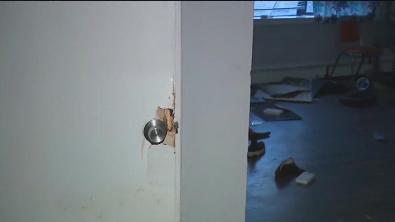 'ICE is not about safety': Chicago residents, lawmakers condemn raid in South Shore
