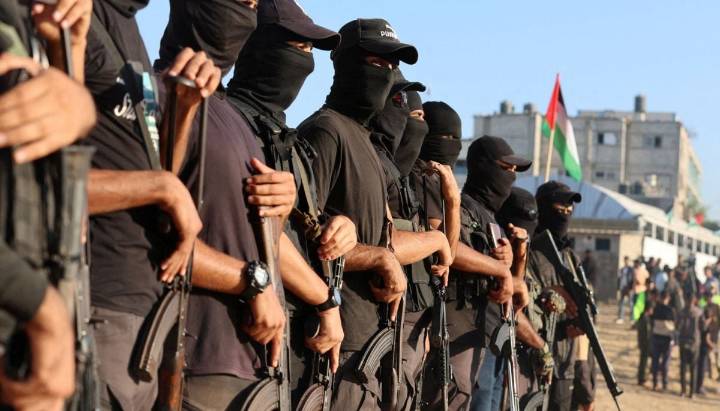 Hamás libera en Gaza a los siete primeros rehenes vivos tras alto el fuego
