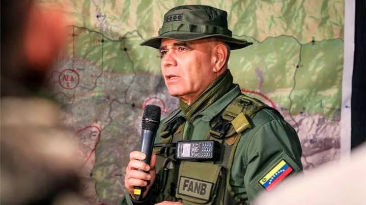 Padrino López denuncia sobrevuelo de aviones de combate de EE UU cerca de costas de Venezuela